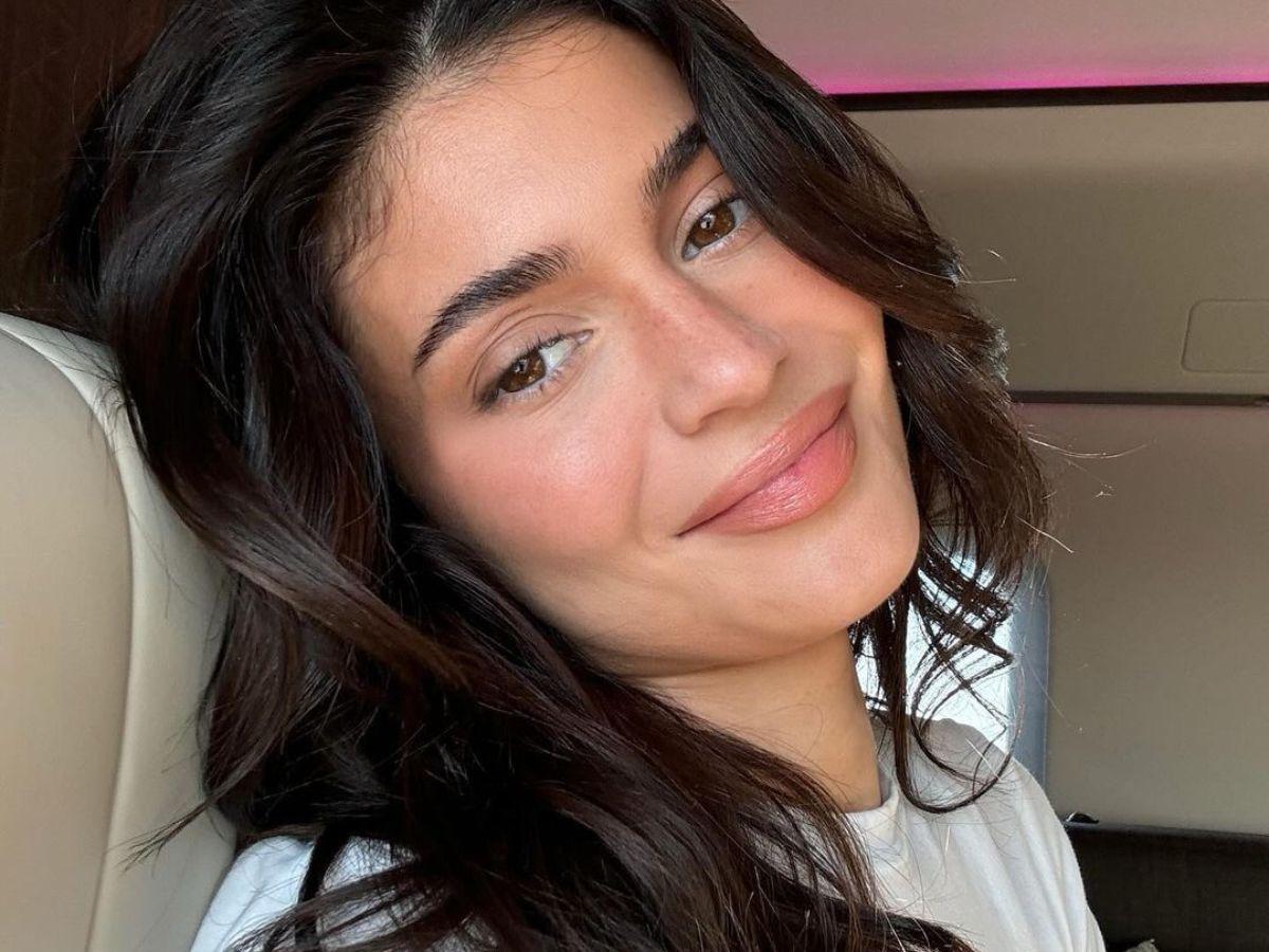 Kylie muestra su rostro natural tras disolver la mitad de su relleno de labios Kylie muestra su rostro natural tras disolver la mitad de su relleno de labios