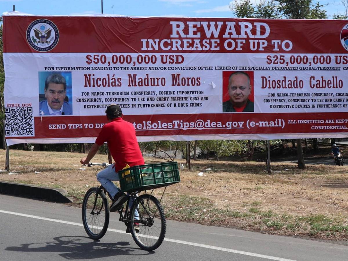 Amanece enorme valla de recompensa por Nicolás Maduro en frontera colombo-venezolana