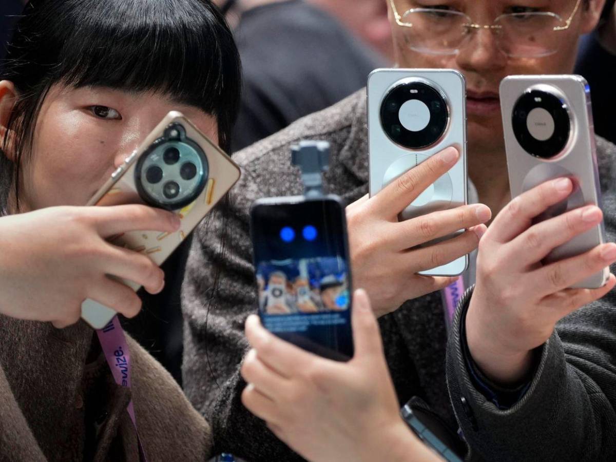 El rey Felipe VI abre el MWC 2026 en Barcelona, dominado por IA y robots