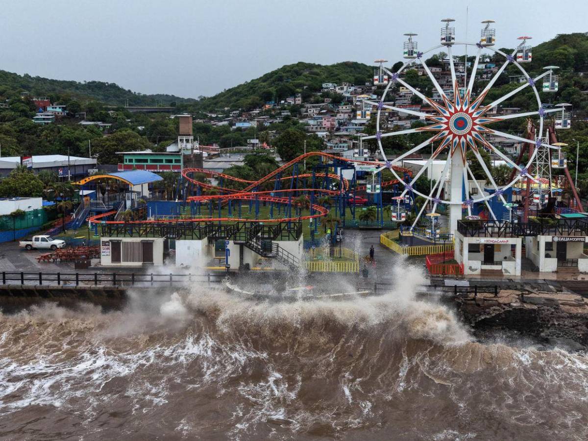Evacuaciones, inundaciones y casas destruidas deja a su paso la tormenta Cristina