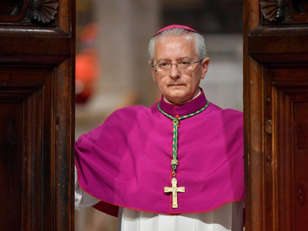 Imágenes impactantes del primer día del cónclave: cansancio, expectativa y fumata negra