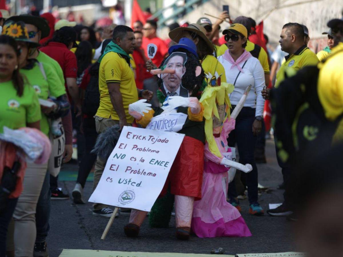 Stenee denuncia con pancartas violación a sus derechos en Día del Trabajador