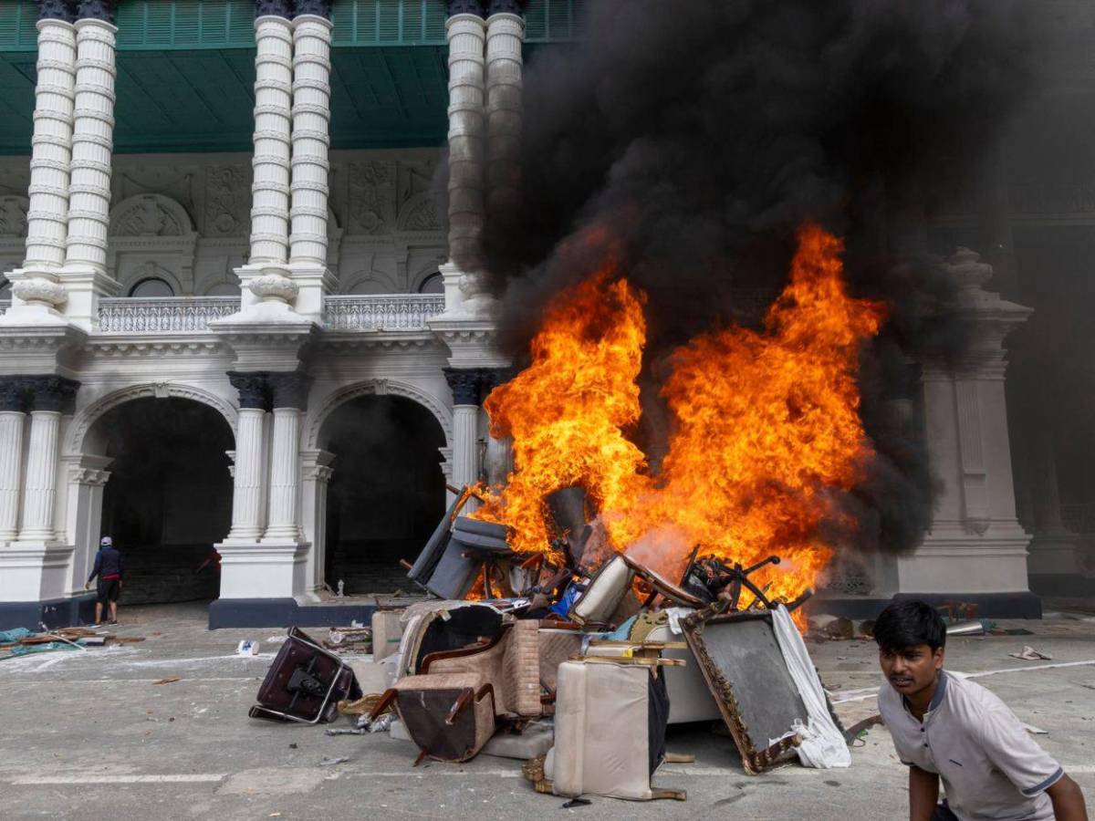 Muertes, ataques a políticos y protestas: renuncia de primer ministro en Nepal deja ola de violencia