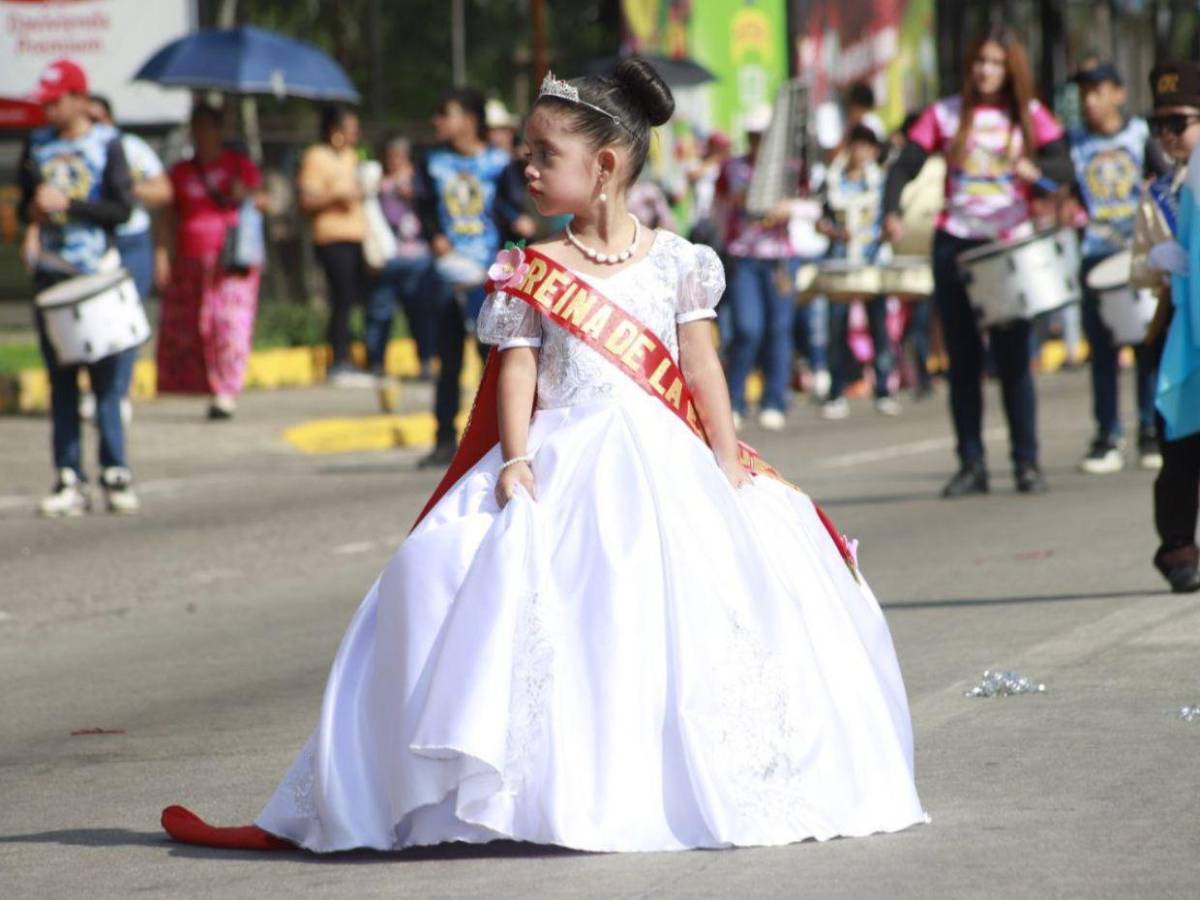 Pequeñas reinas estudiantiles se roban el corazón de los hondureños en los desfiles patrios