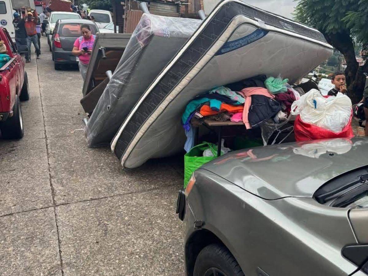 “Lo perdí todo”: adultos mayores y madres solteras afectados por derrumbes en El Reparto