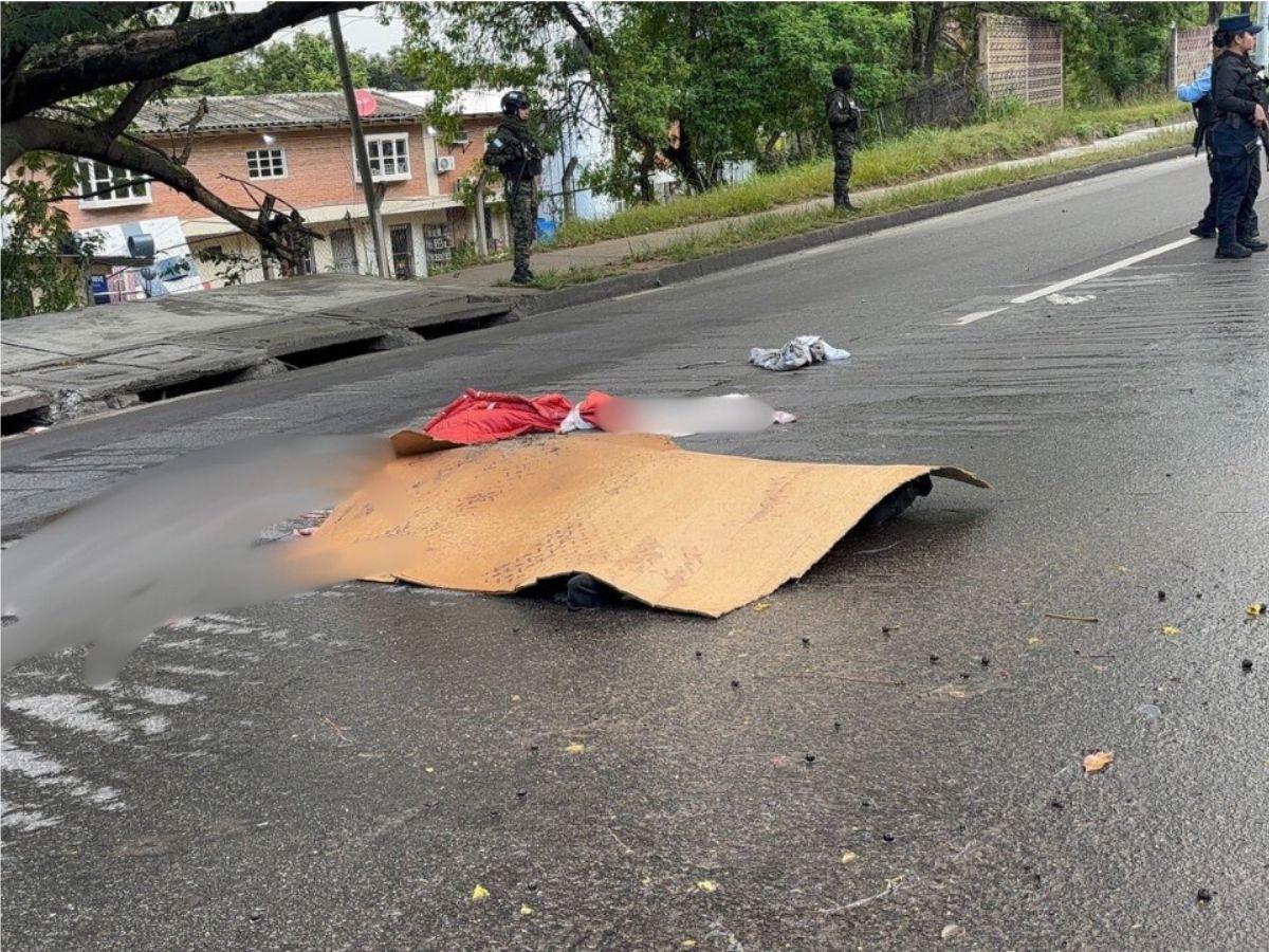 Con el carro destrozado y con sangre: así intentó huir un hombre tras matar a un motociclista