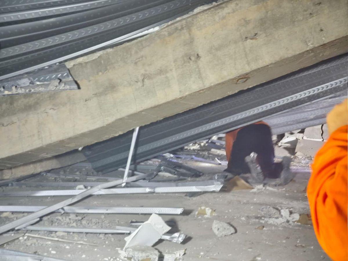 “No sé si sigue vivo o ya está muerto: Angustia tras el derrumbe de un internado en Indonesia