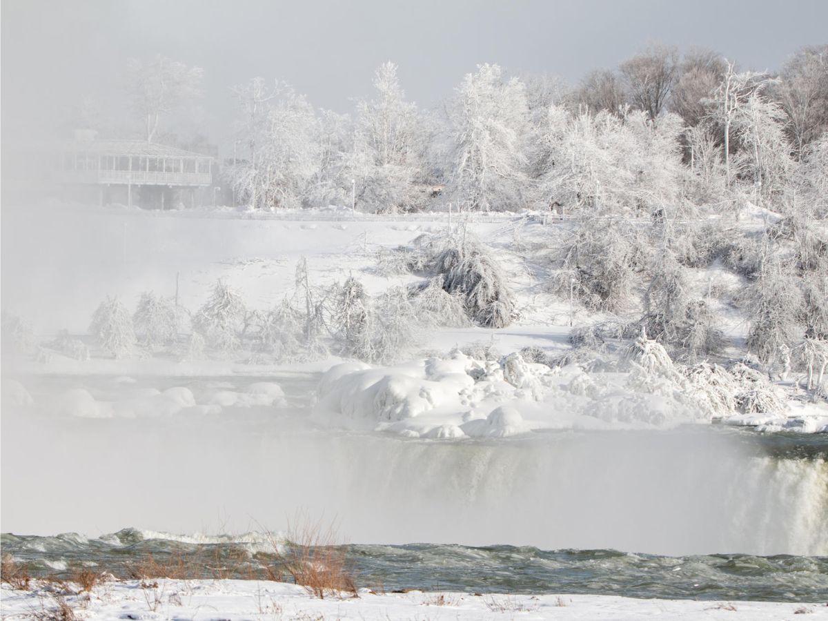 EN FOTOS: Cataratas del Niágara congeladas y bajo -55° por una masa de aire ártico