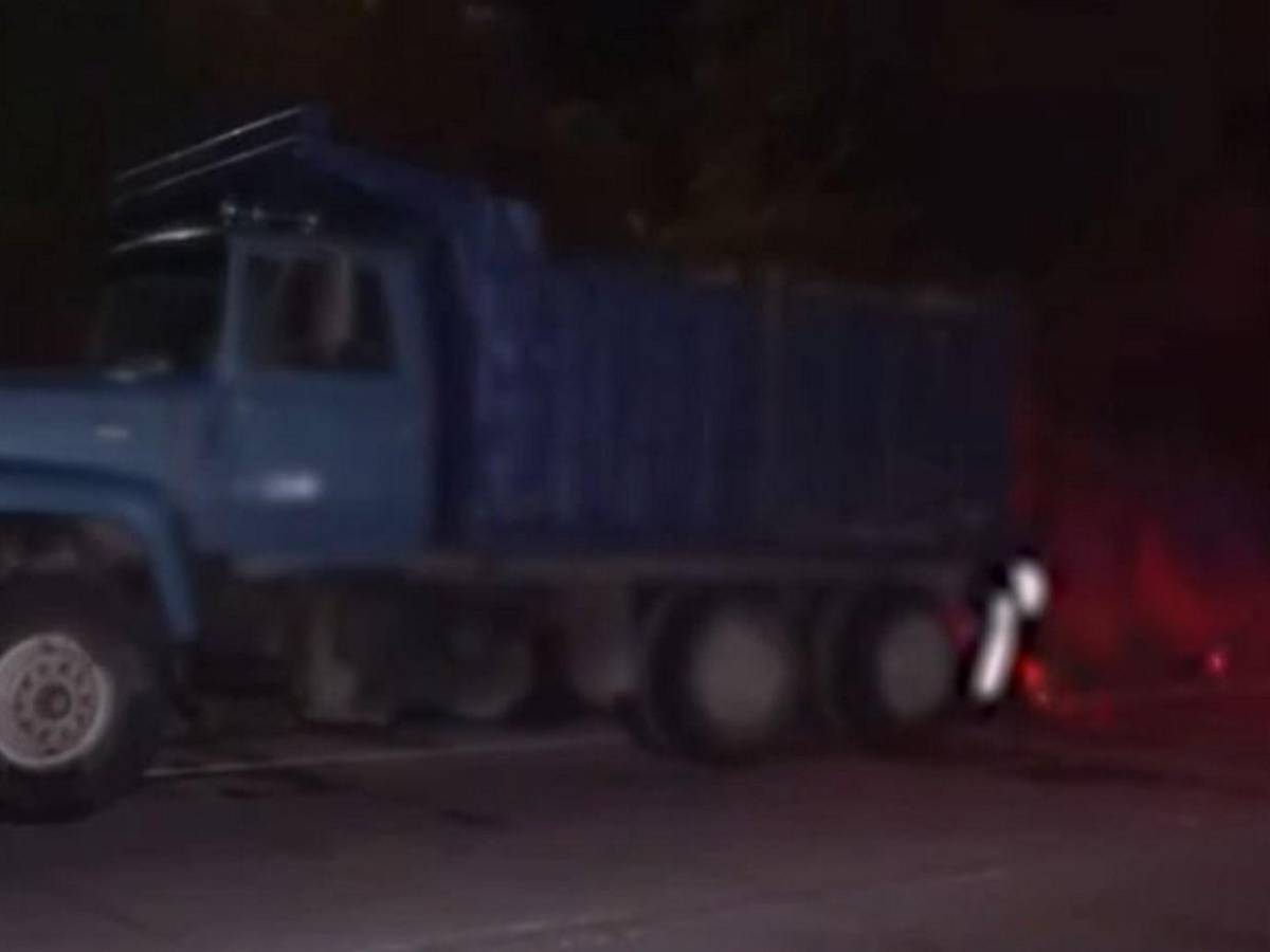 Joven muere por volqueta averiada que invadía mitad del carril en carretera al sur