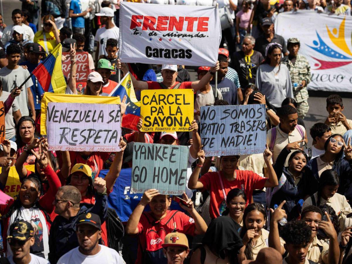 Disfrazados de Maduro y Cilia, jóvenes chavistas marchan en Caracas pidiendo su liberación
