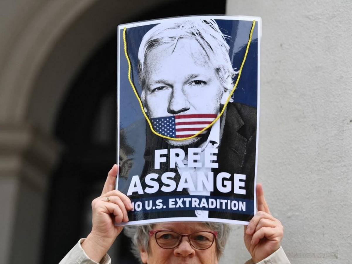 Esposa de Assange pide a gobierno británico bloquear su extradición a EEUU
