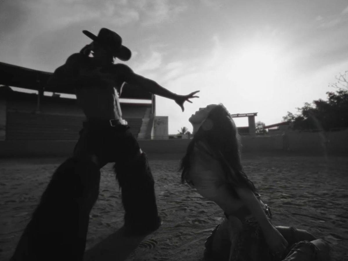 Belinda es acusada de adorar 'figuras demoníacas' en su nuevo video