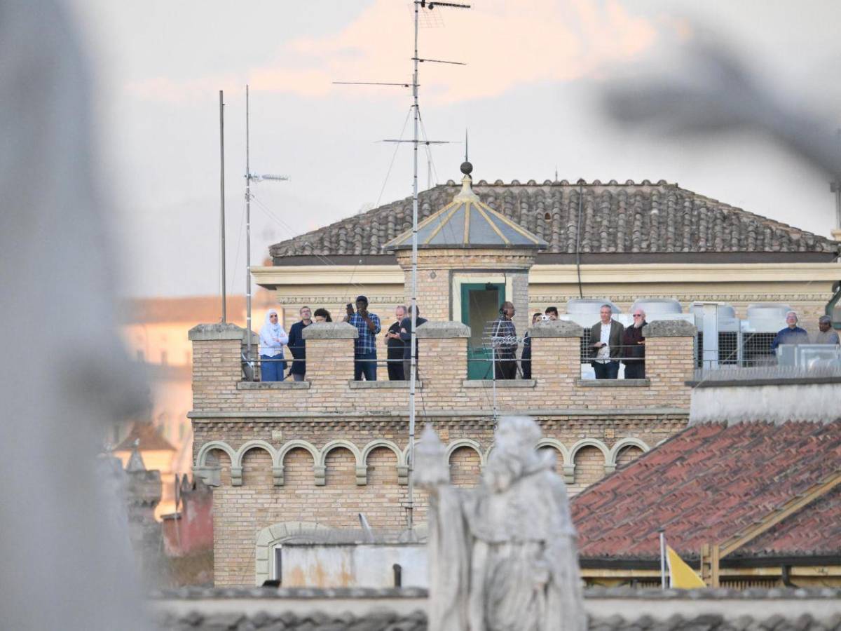 Imágenes impactantes del primer día del cónclave: cansancio, expectativa y fumata negra