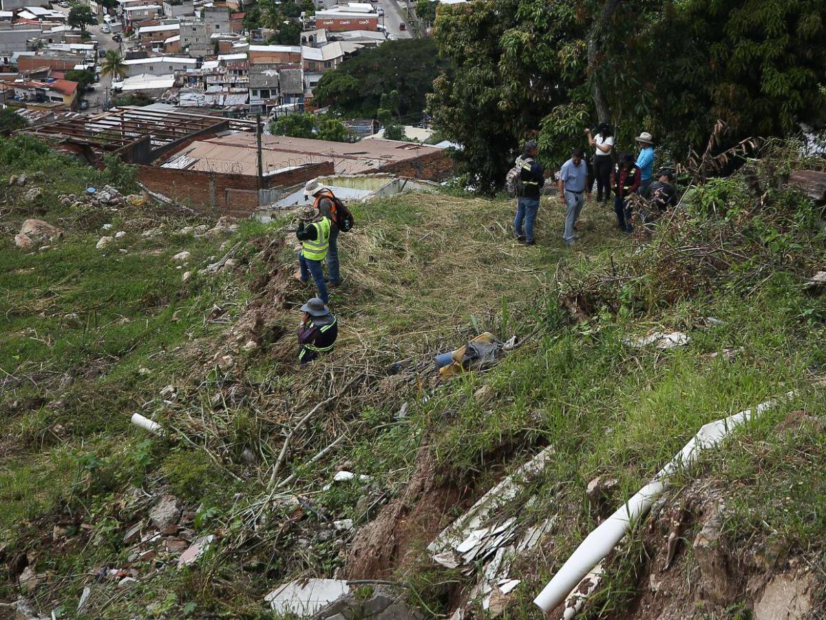 Con miedo y sin dormir:  Familias de la Guillén temen nuevos derrumbes en la zona cero