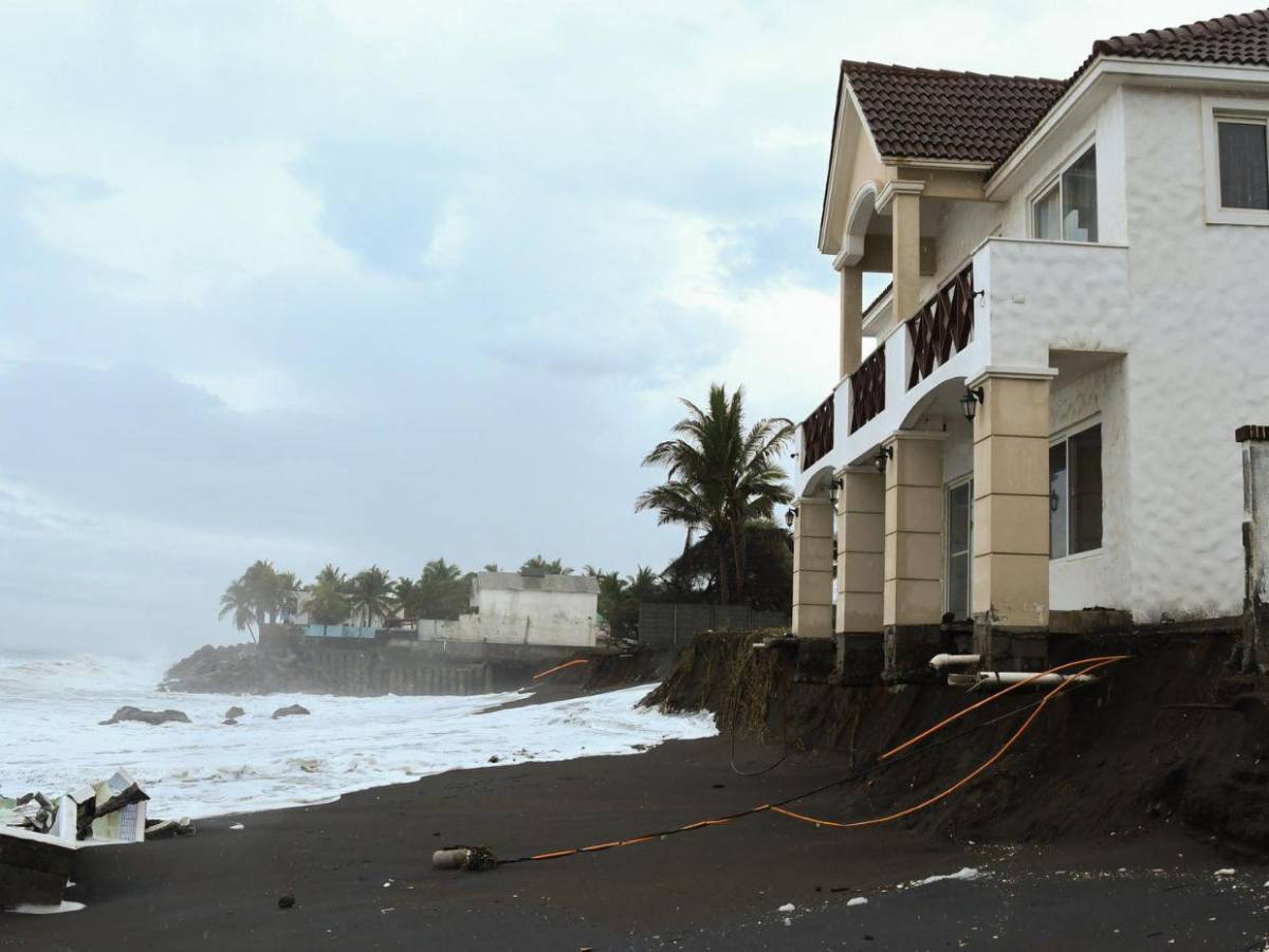 Evacuaciones, inundaciones y casas destruidas deja a su paso la tormenta Cristina