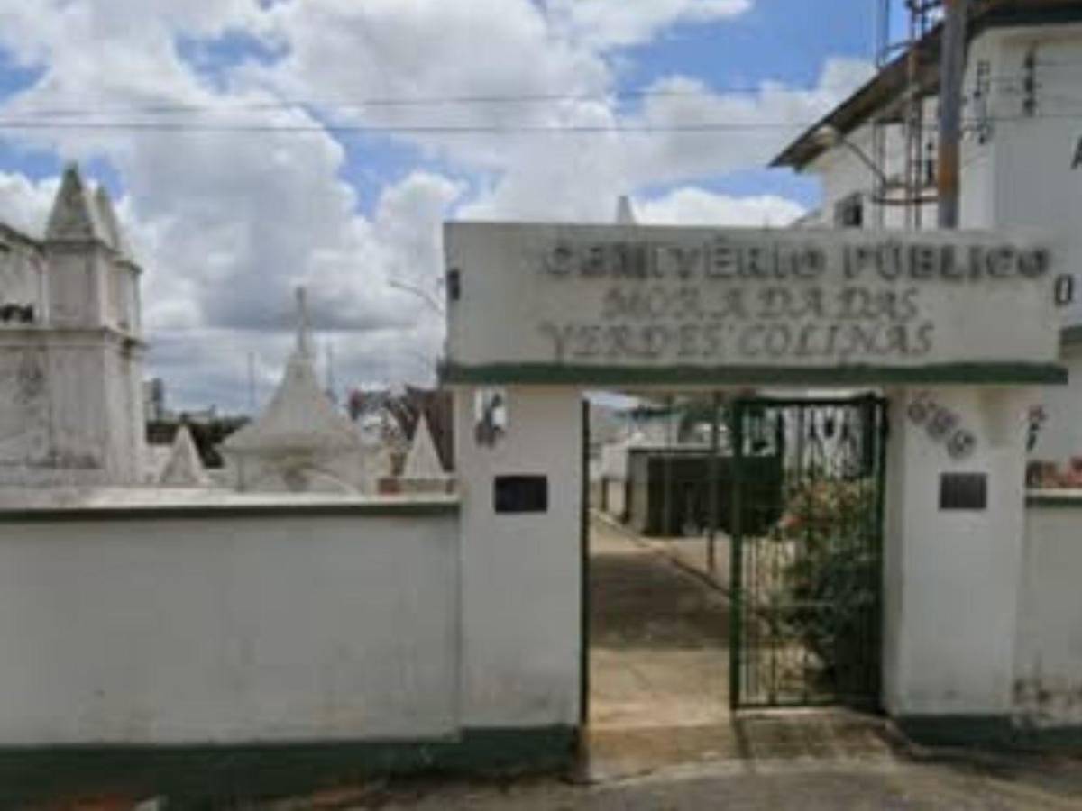 Sentado sobre su propia tumba encuentran cadáver en cementerio de Brasil