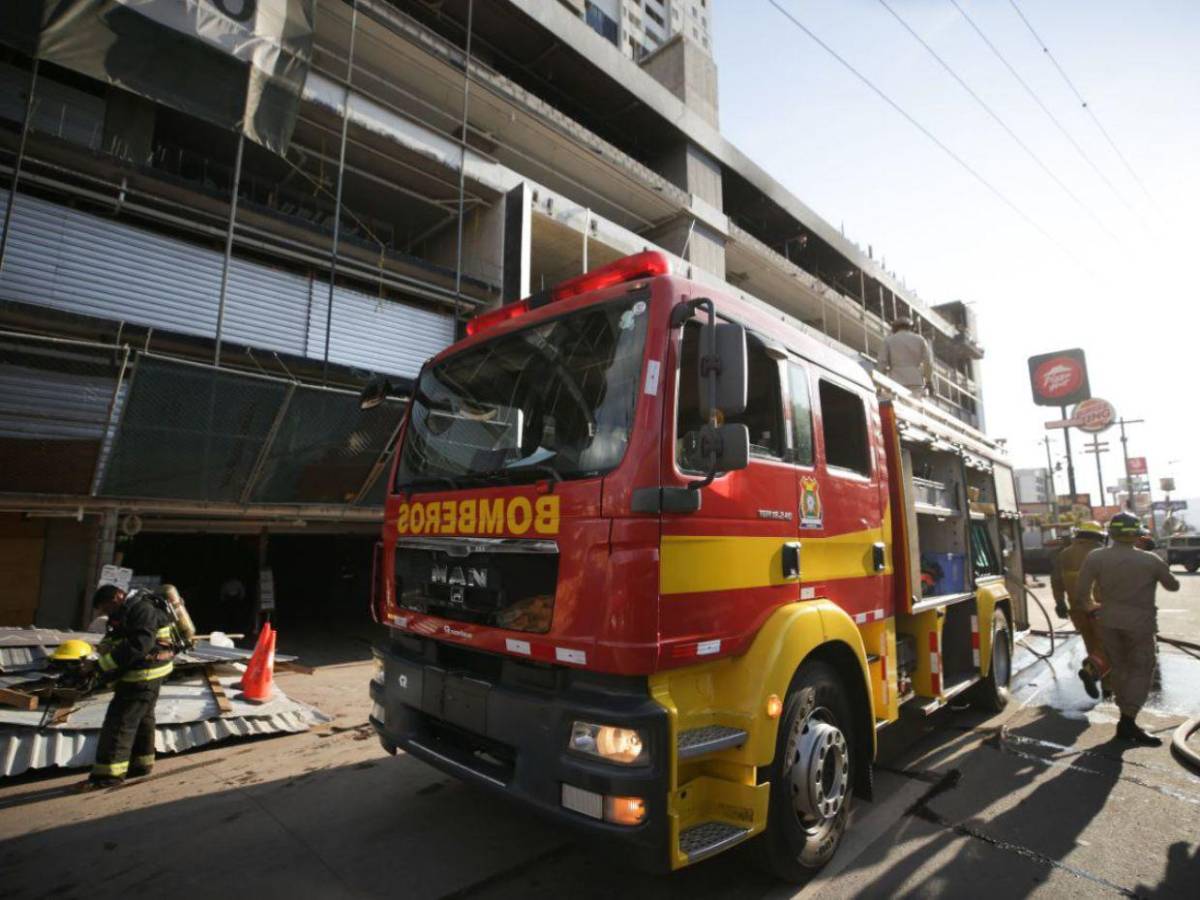 Imágenes: Apagafuegos evitan propagación de incendio en Torre Atlas en la capital