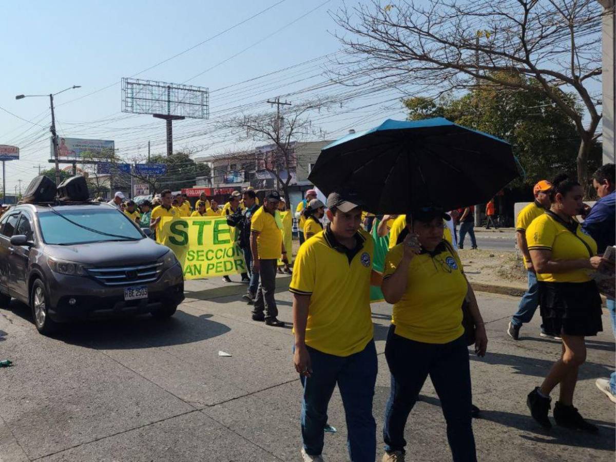 Stenee denuncia con pancartas violación a sus derechos en Día del Trabajador