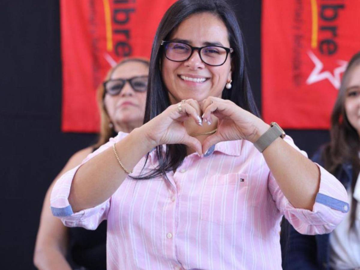 Isis Cuéllar sigue repartiendo dinero tras escándalo con Sedesol; dio L20 mil para un carwash