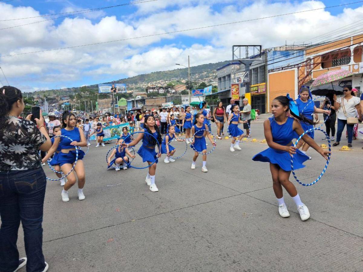 Al ritmo de Candú y punta, escuelas ambientan las calles de El Carrizal en los desfiles cívicos