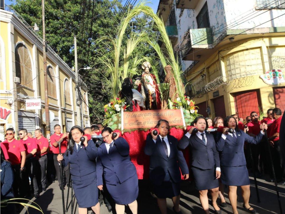 Con cantos y palmas en manos, feligreses conmemoran el Domingo de Ramos