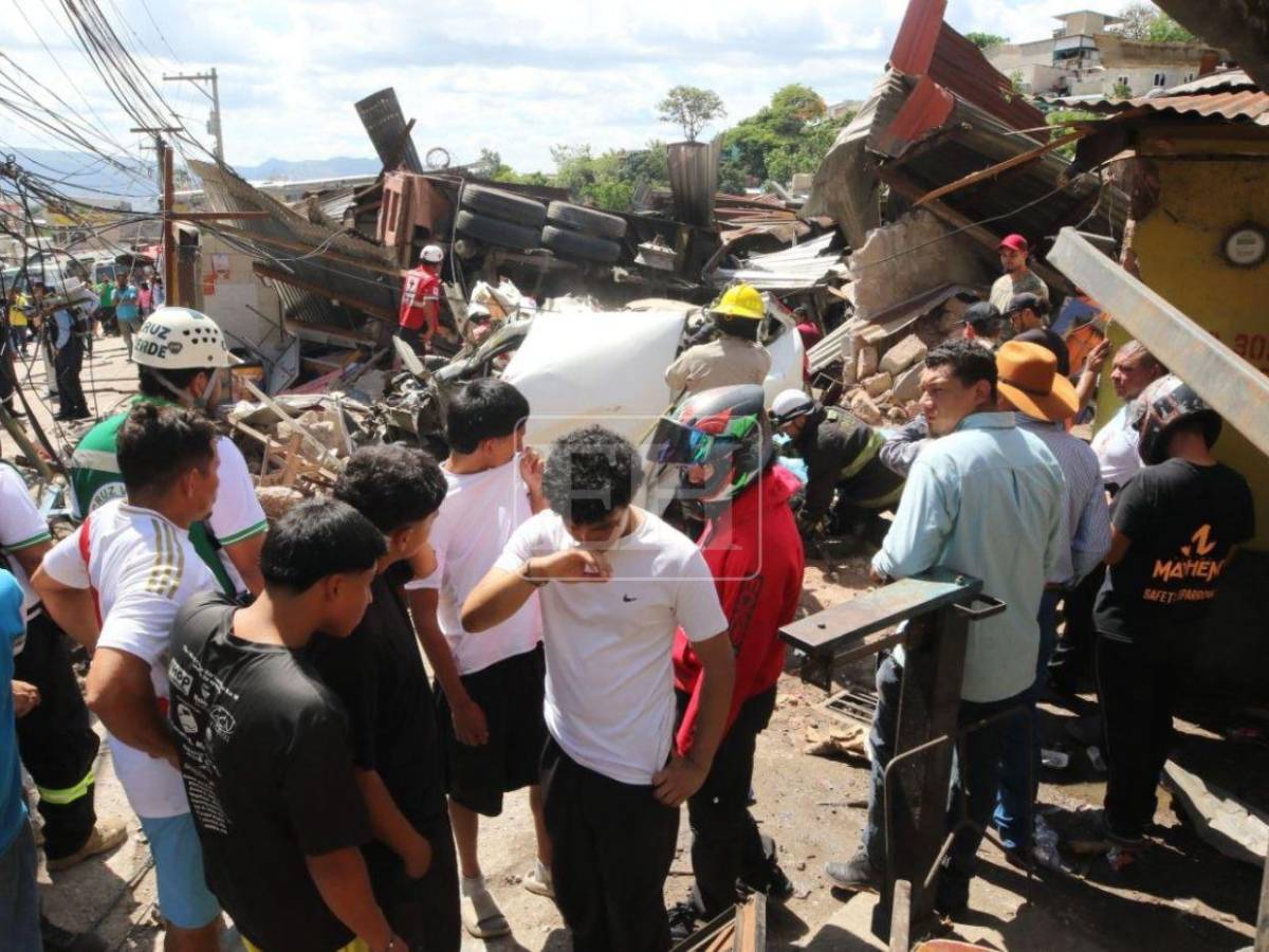 Dolor de familiares en escena del accidente de volqueta en Villa Nueva de la capital