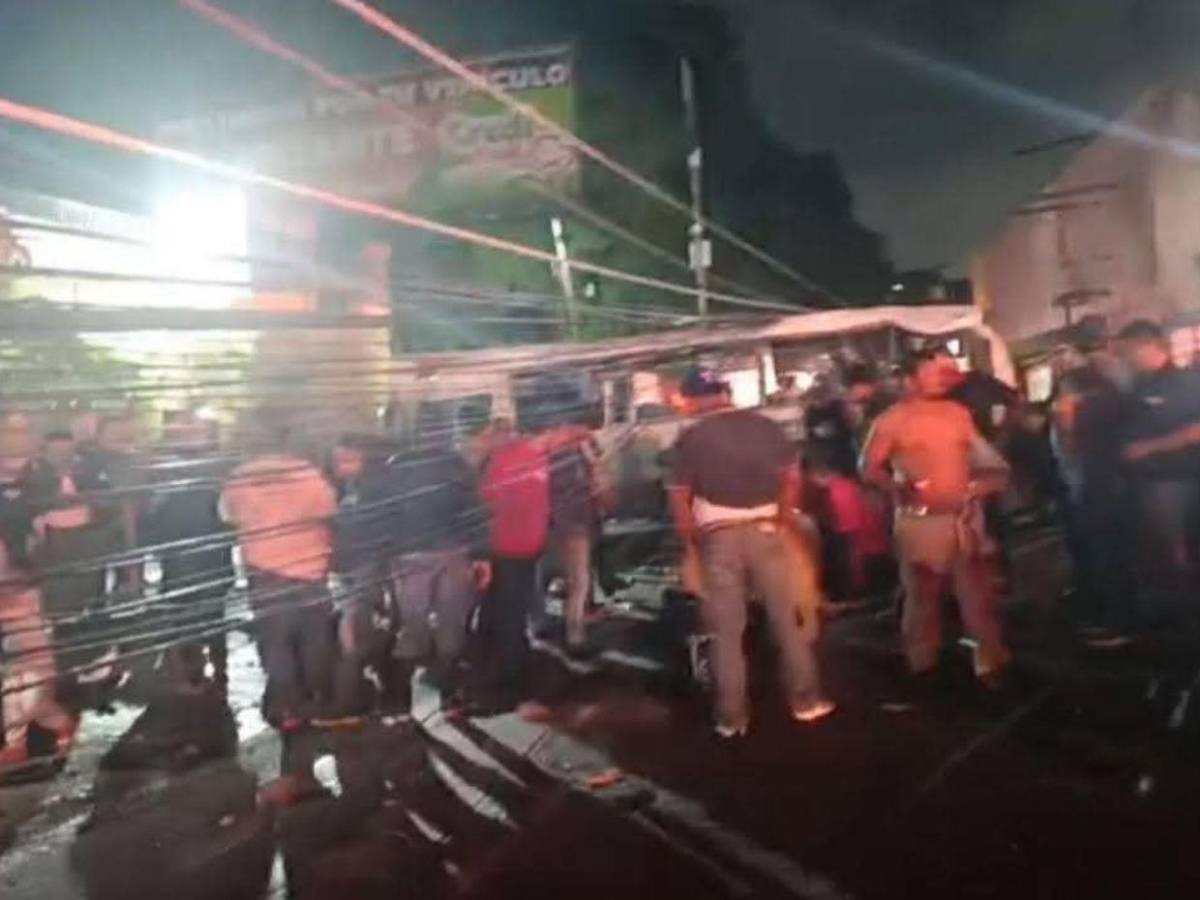 Mujer perdió la vida tras choque entre rapidito y camión en SPS; hay al menos 15 heridos