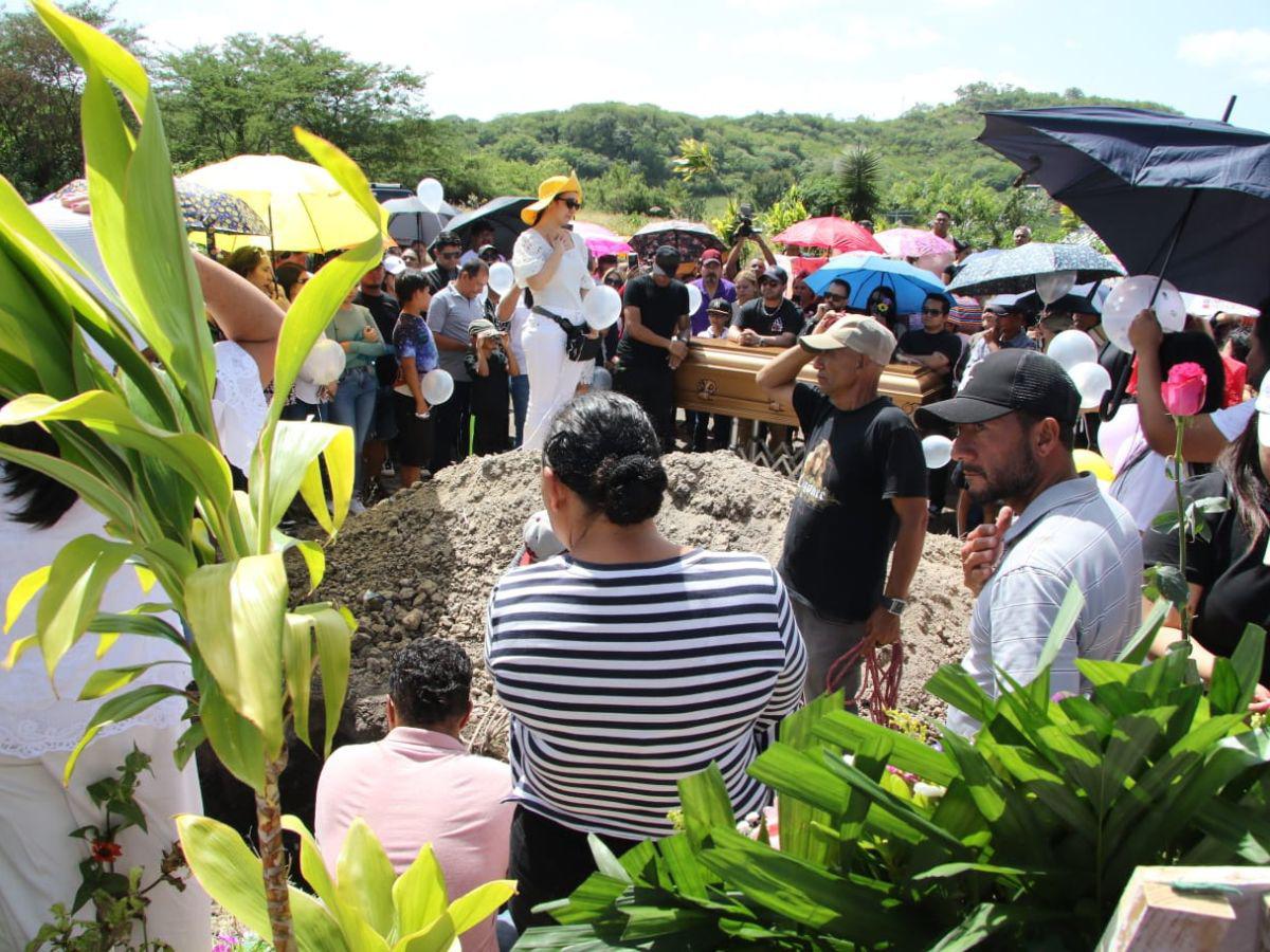 Milagro Flores se quebranta en el sepelio de Mayra Tercero: “Es un balde de agua fría