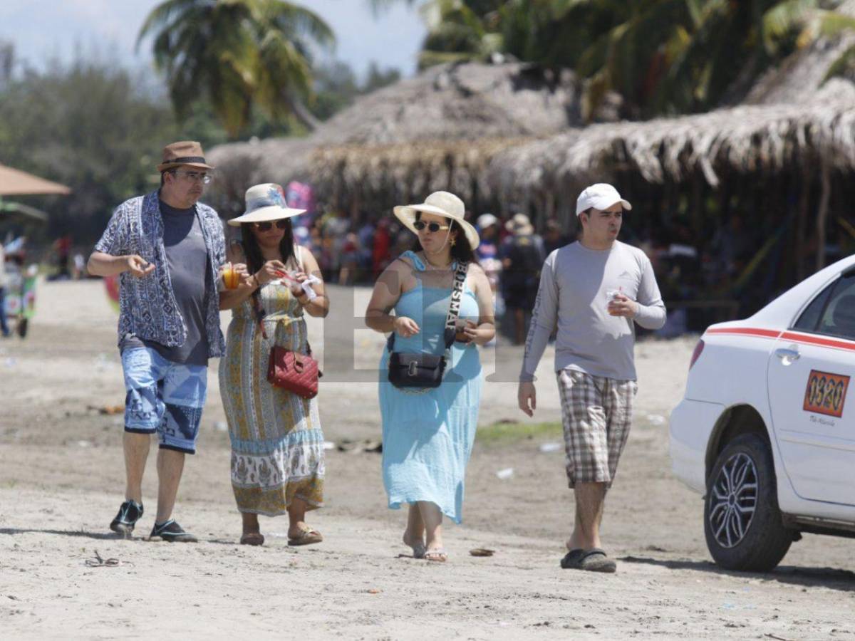 Playa, diversión y bellas turistas: así se disfruta la Semana Morazánica en Honduras