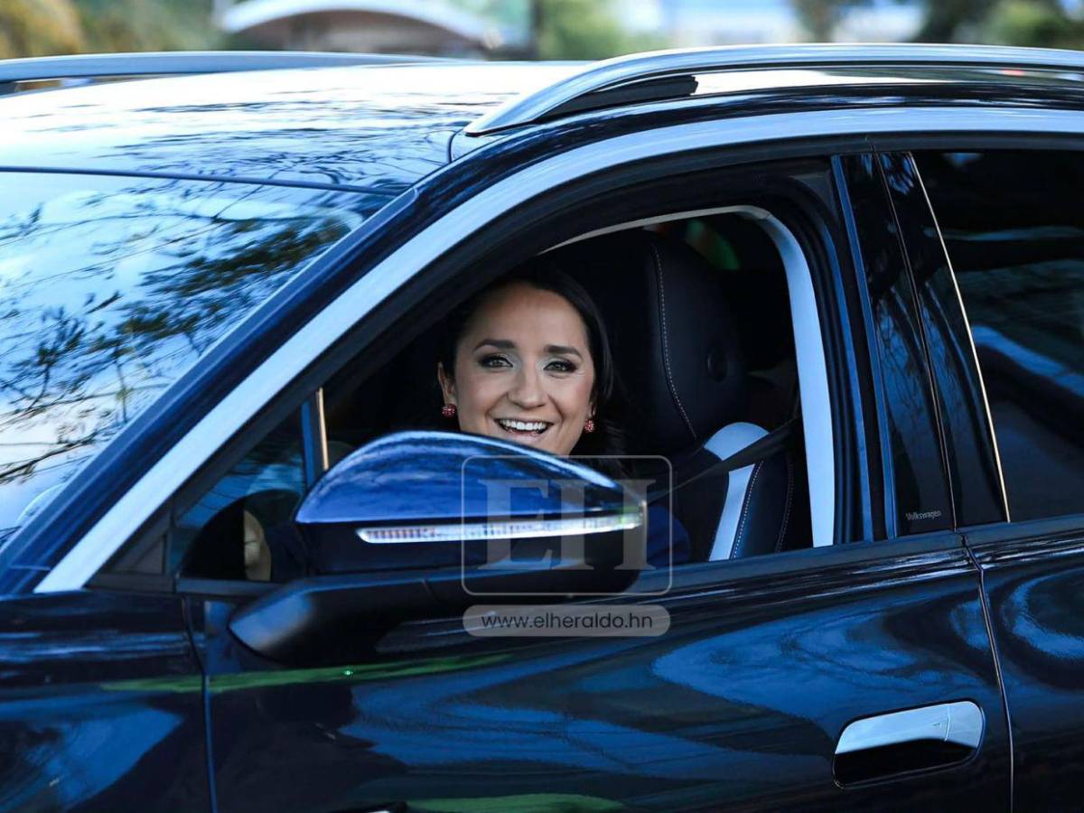 Chicas hermosas iluminan el partido entre Costa Rica y Honduras