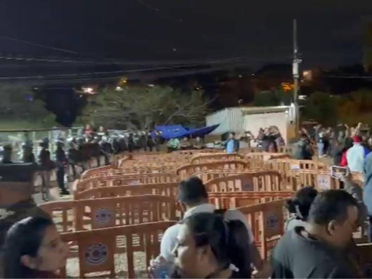 Voto por voto: tensión en las afueras del CLE en el Infop por retraso en recuento electoral