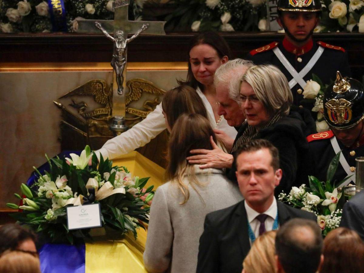 Políticos y familiares asisten al funeral de Miguel Uribe Turbay en el Congreso colombiano