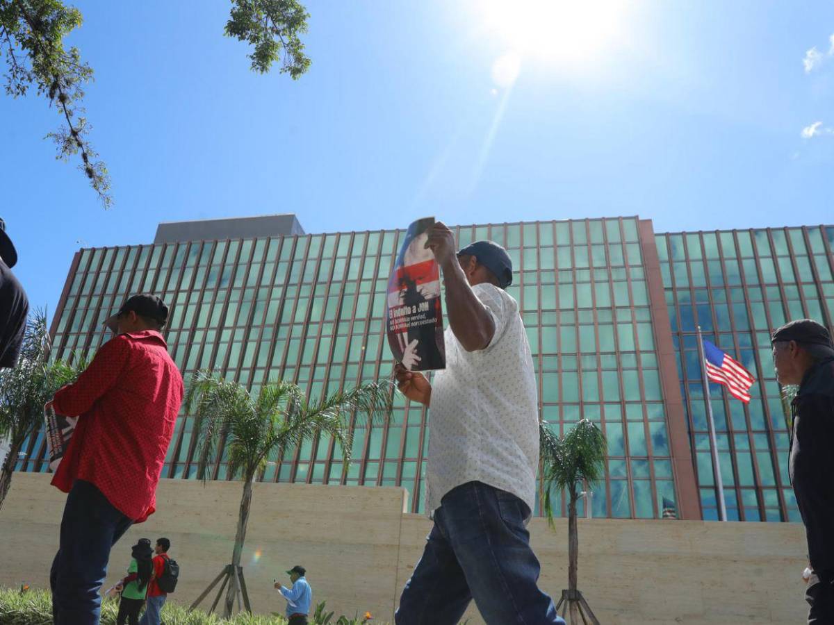 Protestan frente a Embajada de EE UU contra el indulto de Donald Trump a JOH