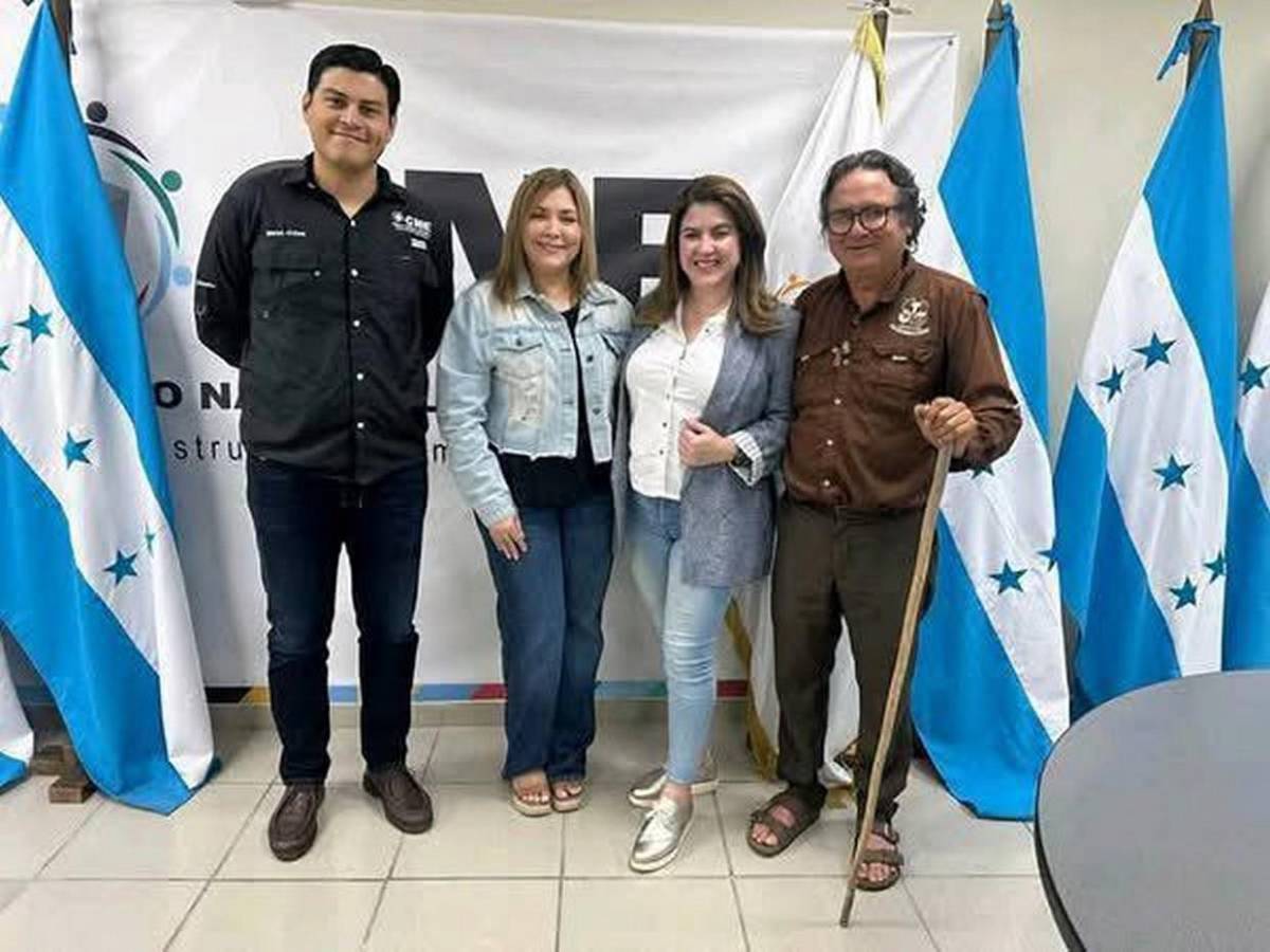 Así fue el abrazo entre consejeros del CNE, tras diálogo con padre Leopoldo Serrano