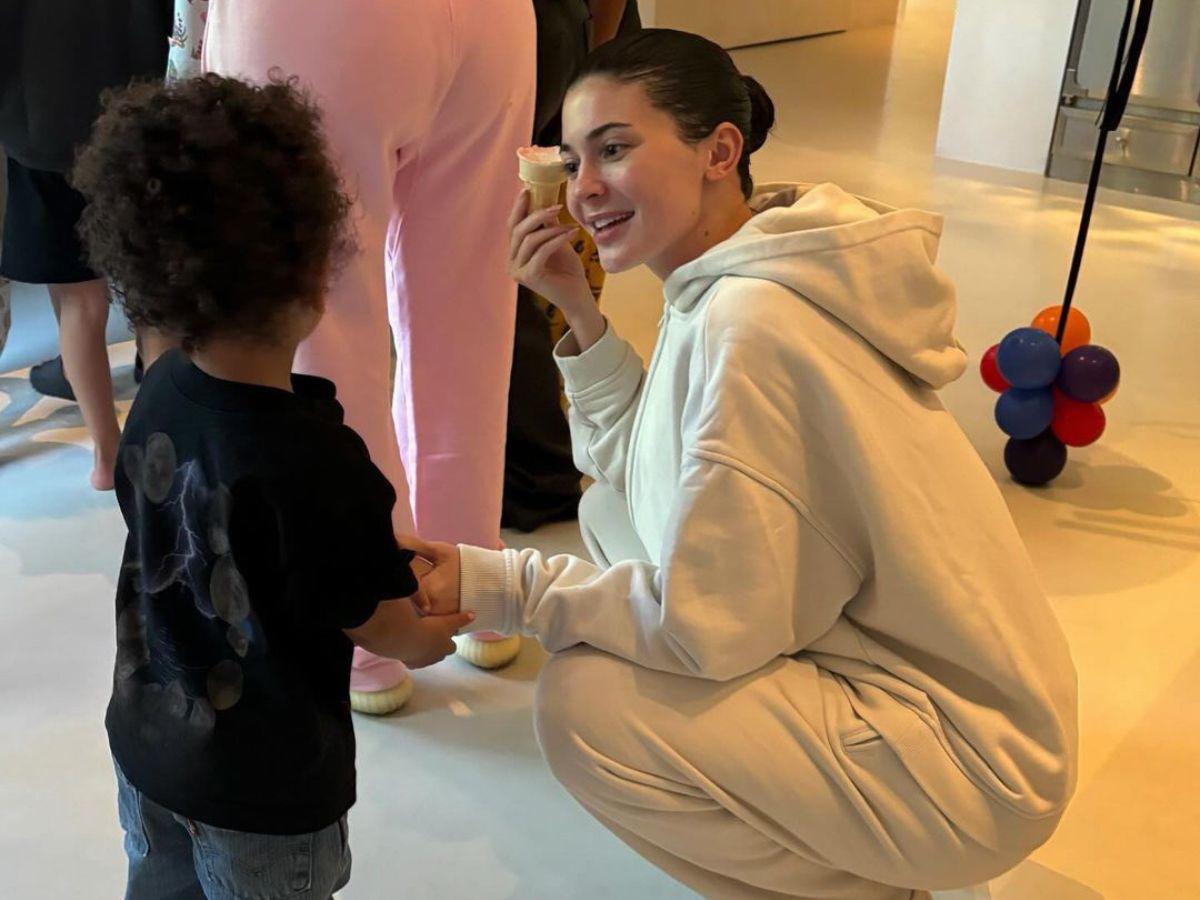 Kylie muestra su rostro natural tras disolver la mitad de su relleno de labios Kylie muestra su rostro natural tras disolver la mitad de su relleno de labios