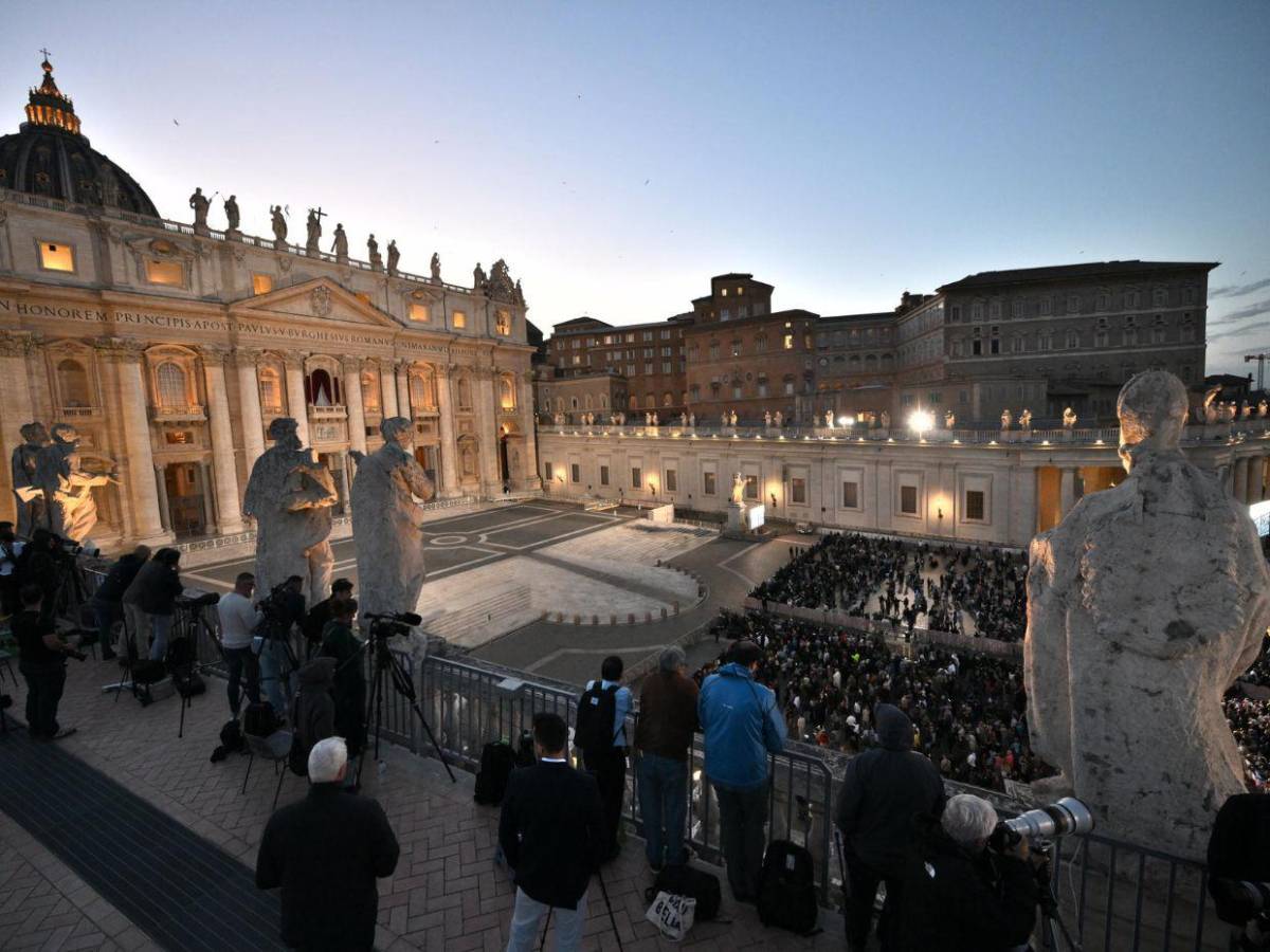 Imágenes impactantes del primer día del cónclave: cansancio, expectativa y fumata negra