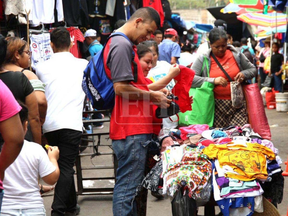 Pólvora, juguetes y adornos: hondureños comienzan a visitar los mercados por las fiestas de fin de año