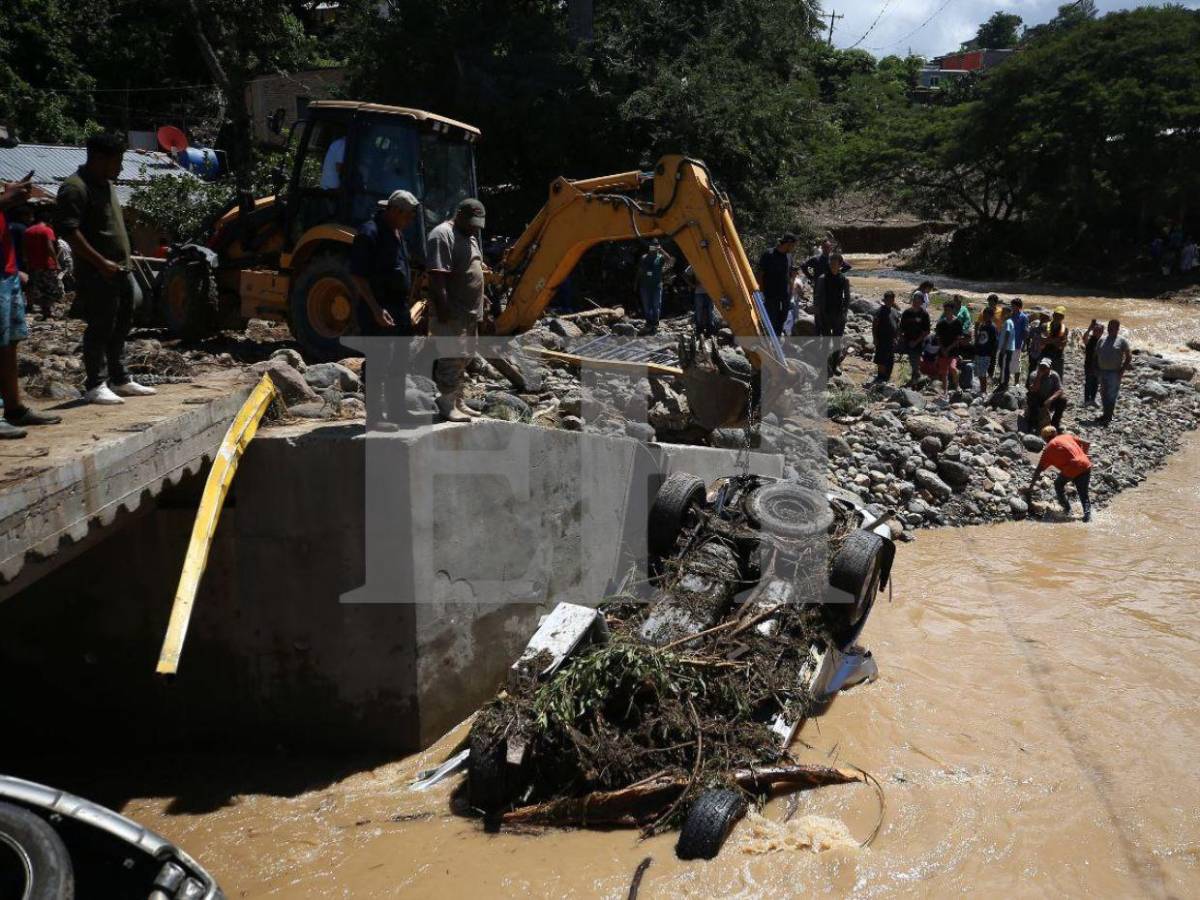 Casas inundadas y carros volcados: el caos en Río Abajo por las lluvias