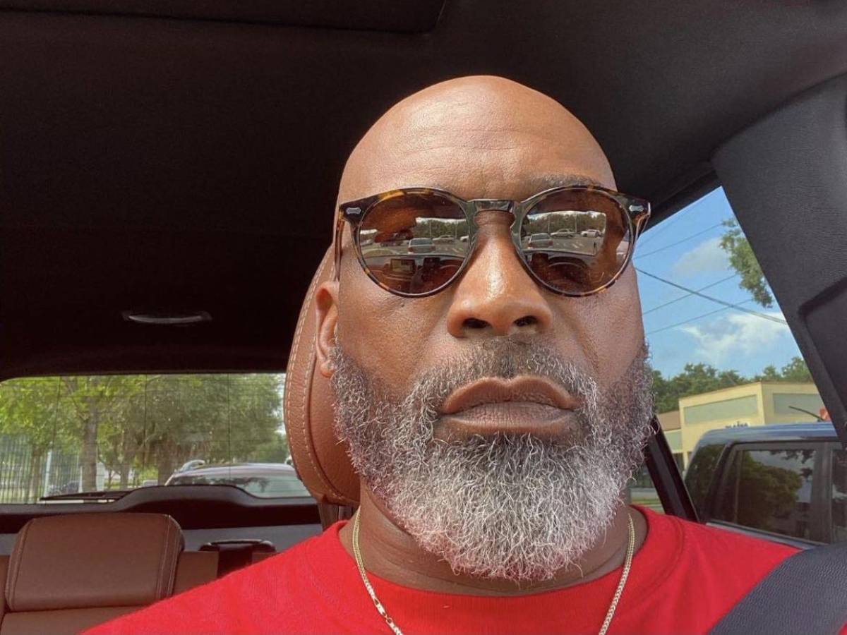 Pastor escribió un libro de cómo amar a su cónyuge ​​​​​y fue detenido por tener varias esposas