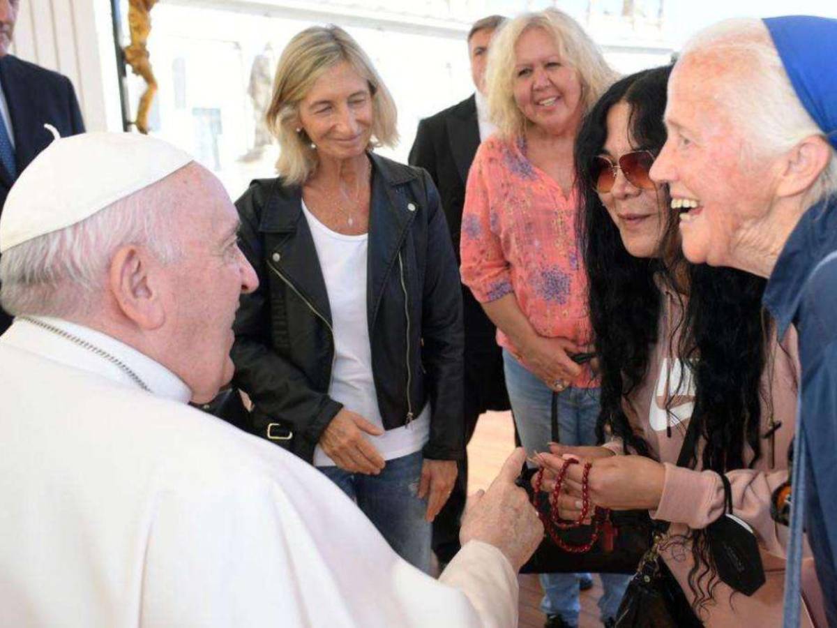 ¿Quién es la monja amiga del papa Francisco que lloró frente a su ataúd?
