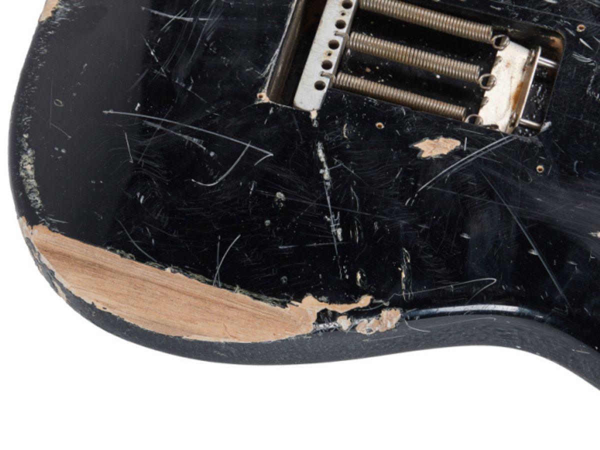 Imagen de cerca de la guitarra destrozada de Cobain.