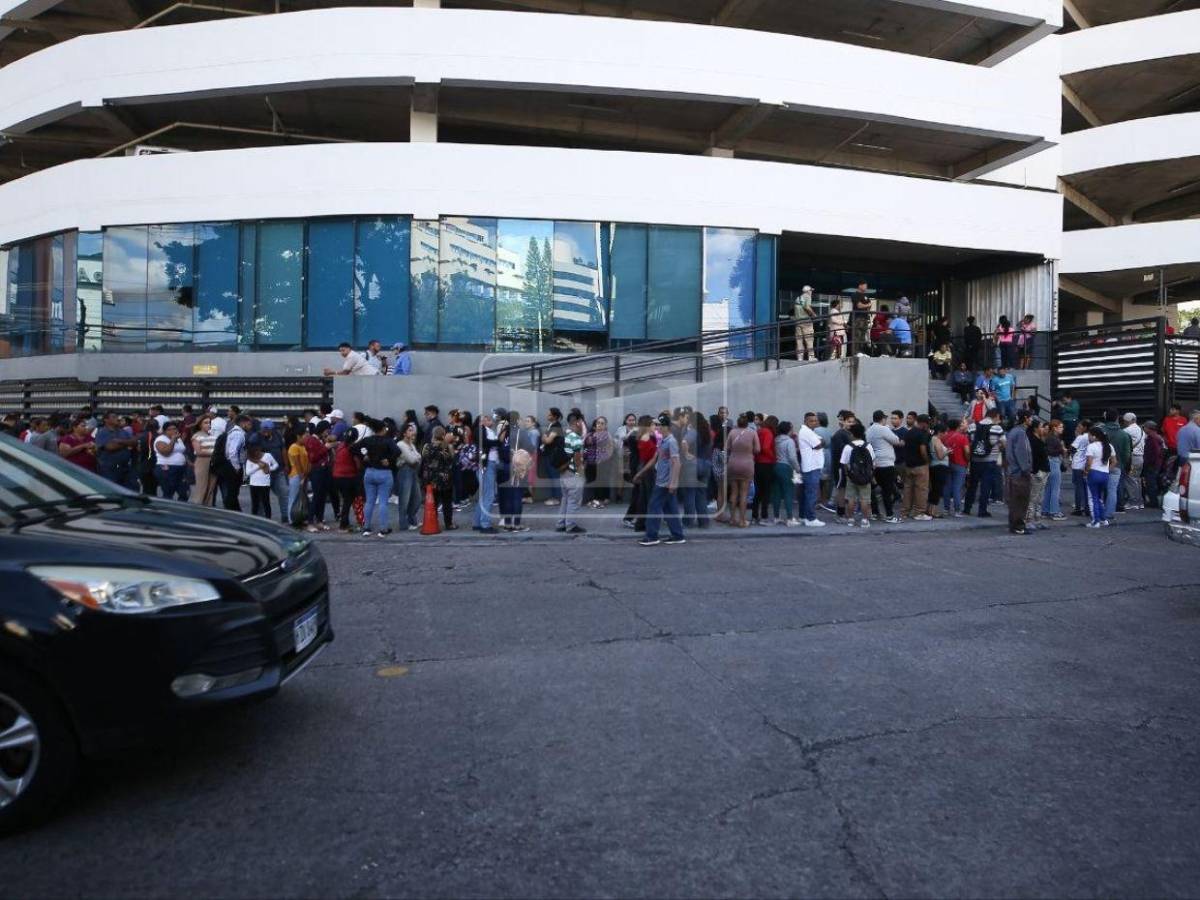 A contrarreloj, hondureños abarrotan el RNP para reclamar su DNI a horas de las elecciones