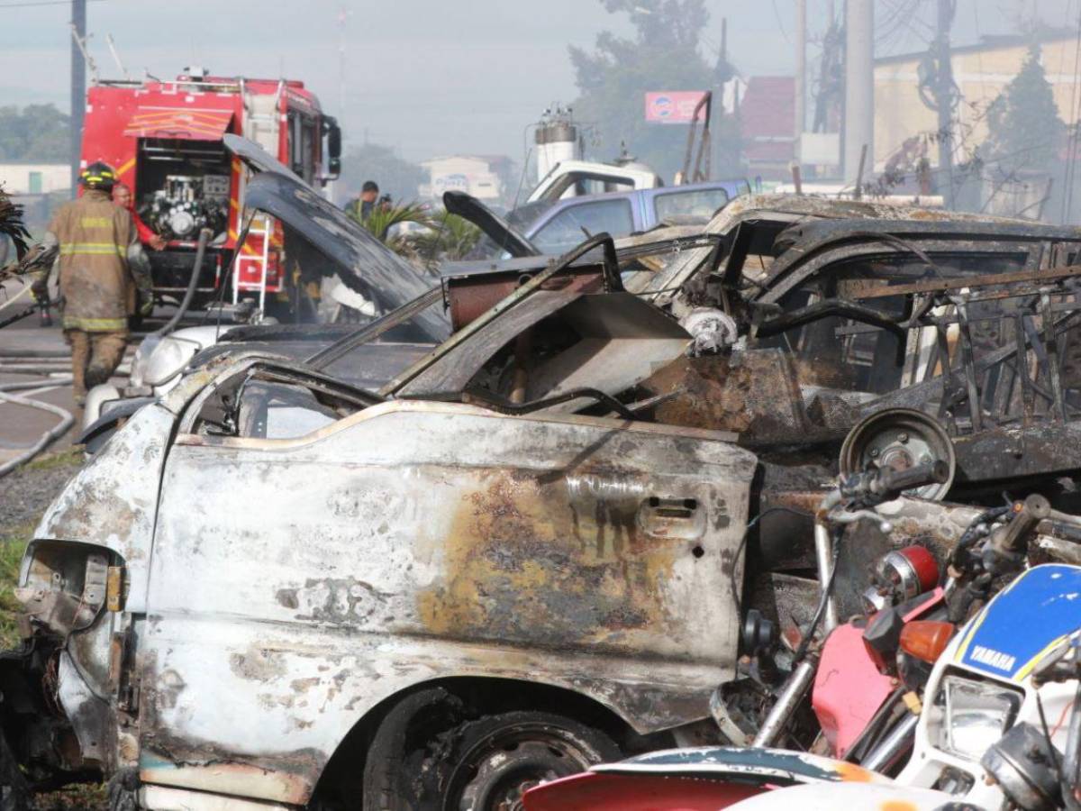 Vehículos calcinados y pérdidas cuantiosas: imágenes del incendio en yonker de Santa Ana