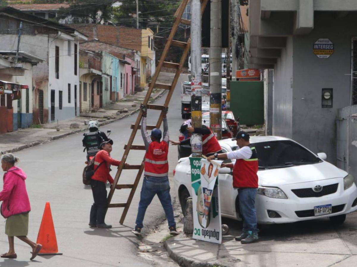 Cárteles de políticos ya están siendo retirados de las calles de la capital