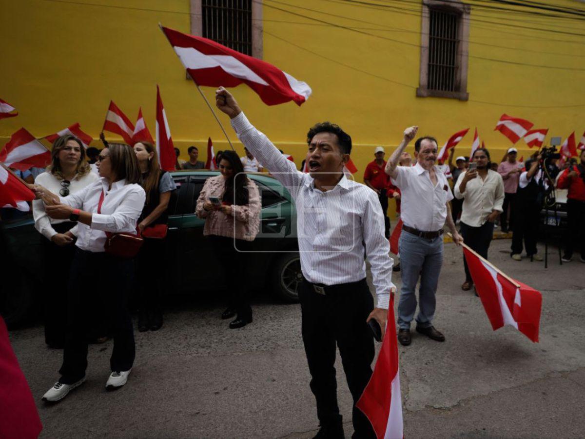 Exigen transparencia y voto por voto: liberales protestan en las afueras del CNE