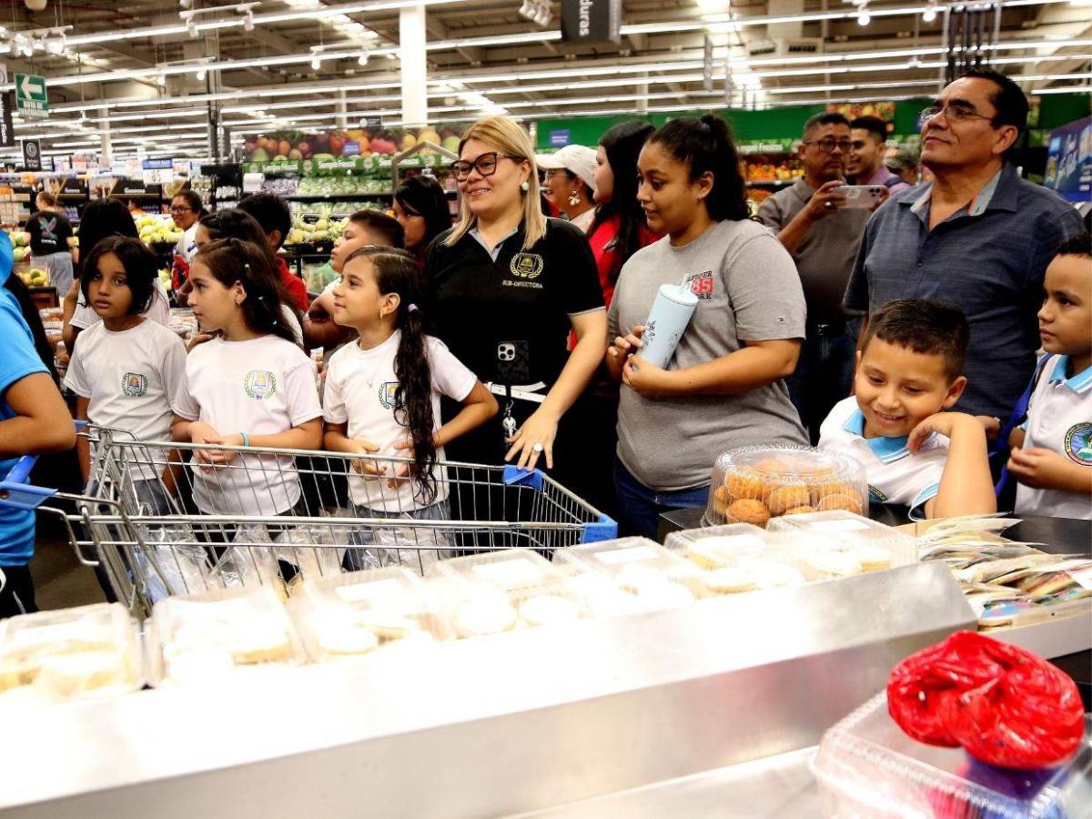 Los héroes ecológicos de Escuelas Amigables llevaron su alegría a Walmart