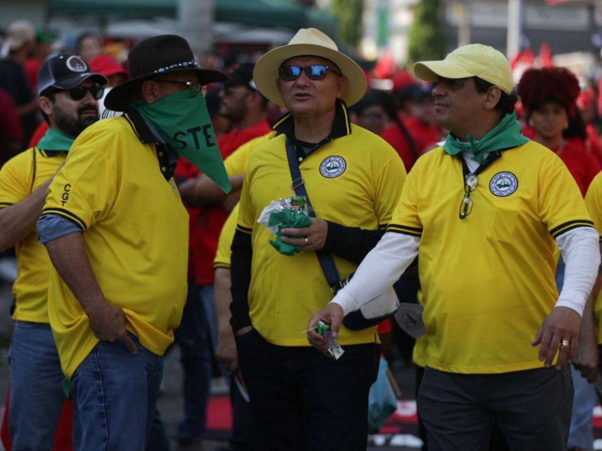 Stenee denuncia con pancartas violación a sus derechos en Día del Trabajador