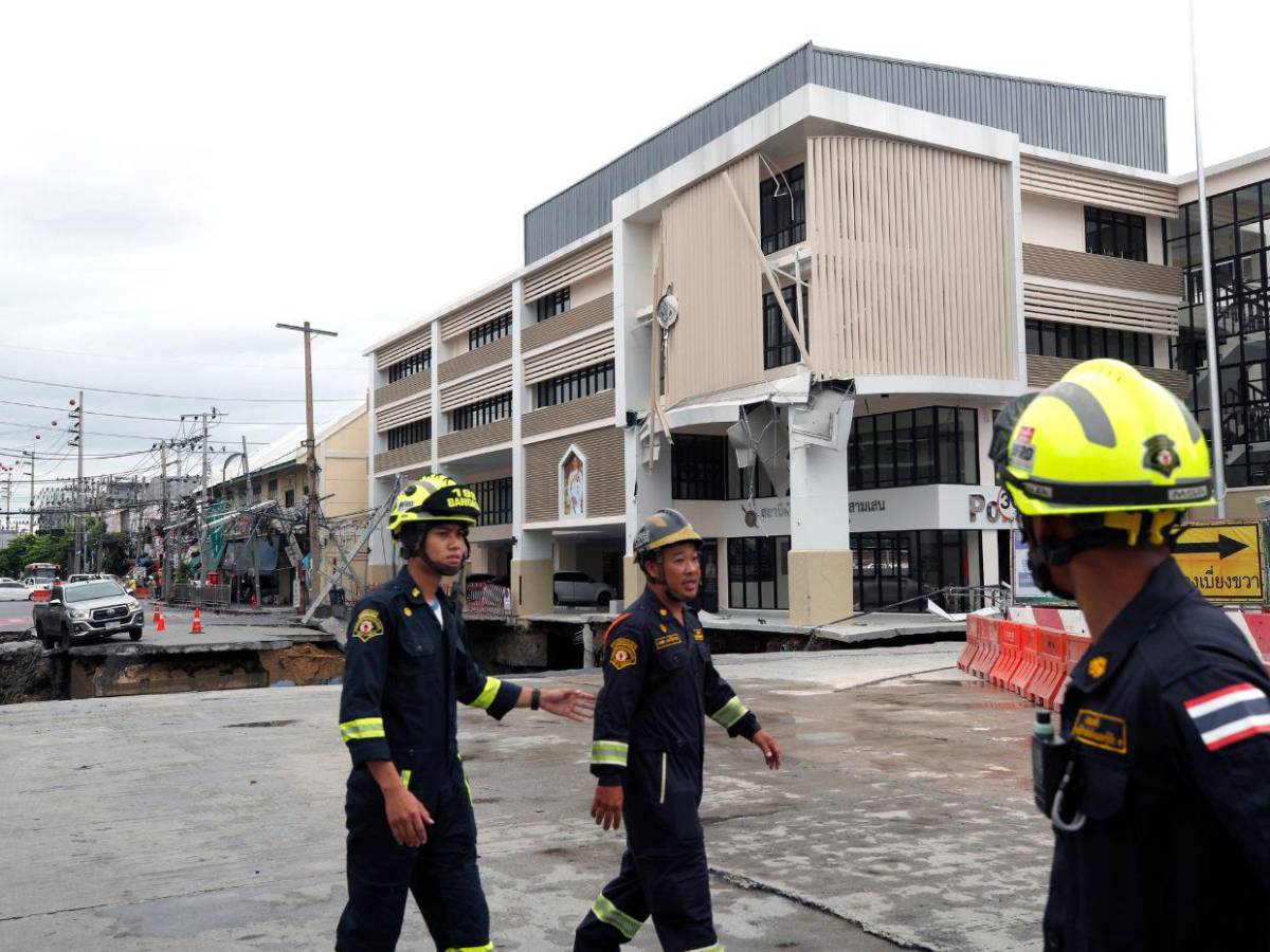Gran socavón en Bangkok obliga a evacuaciones y corta servicios en hospital y zona