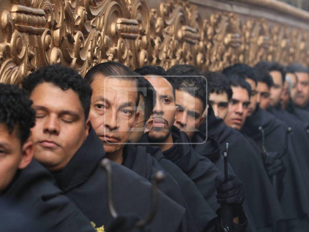 Solemne procesión del Santo Entierro recorre el centro de Tegucigalpa este Viernes Santo