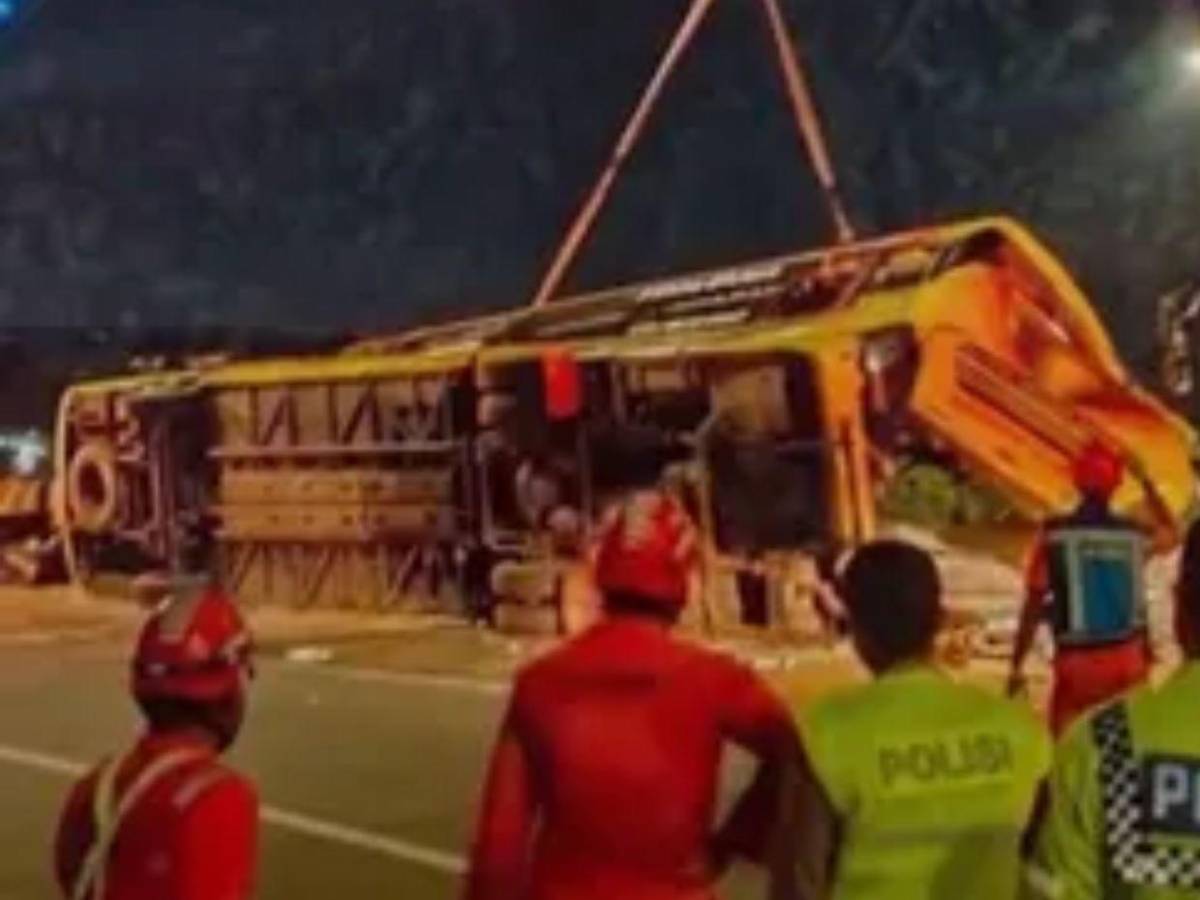 Tragedia en Indonesia: unos 16 muertos deja choque entre un autobús y camión cisterna